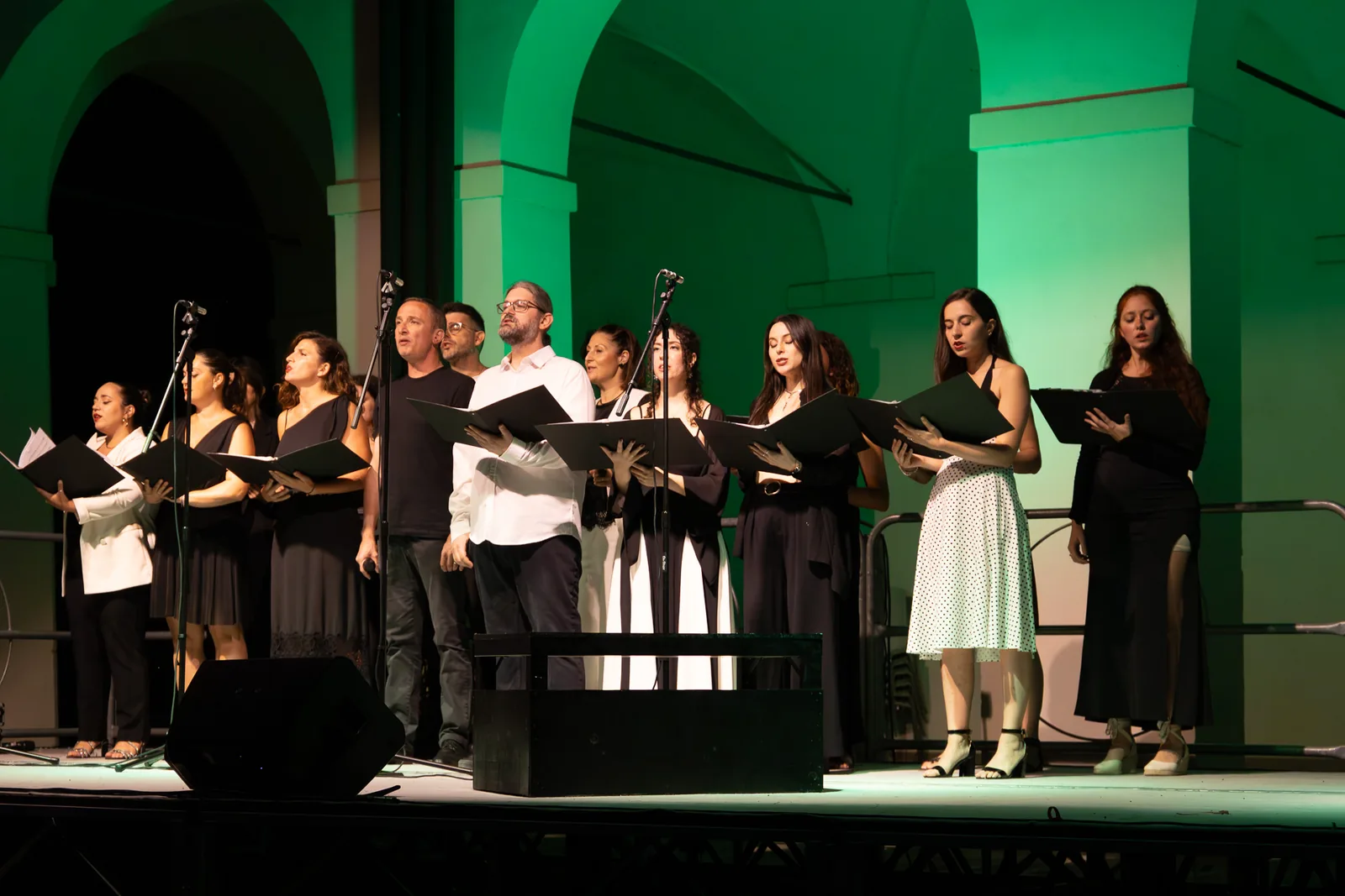 Il coro della Compagnia Settimo Atto canta dal vivo durante Una sera nel West End di Londra