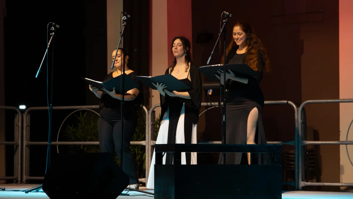 Tre interpreti della Compagnia Settimo Atto cantano dal vivo a Villa Obizzi